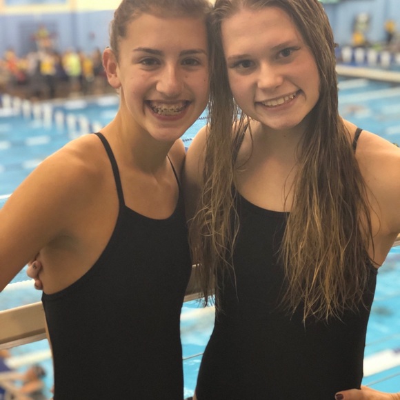 Meet your Posher, Becca - Picture 4 of 4